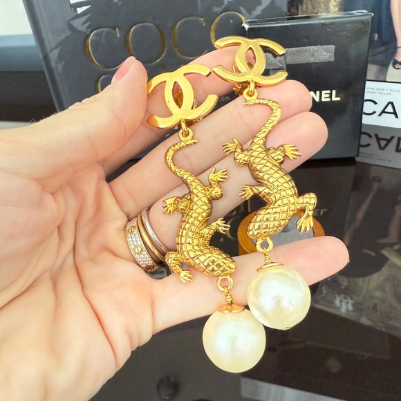 LOT 2222 RUNWAY 24K gold plated CHANEL vintage lizard Earrings with Pearls 1991 - Picture 9 of 17